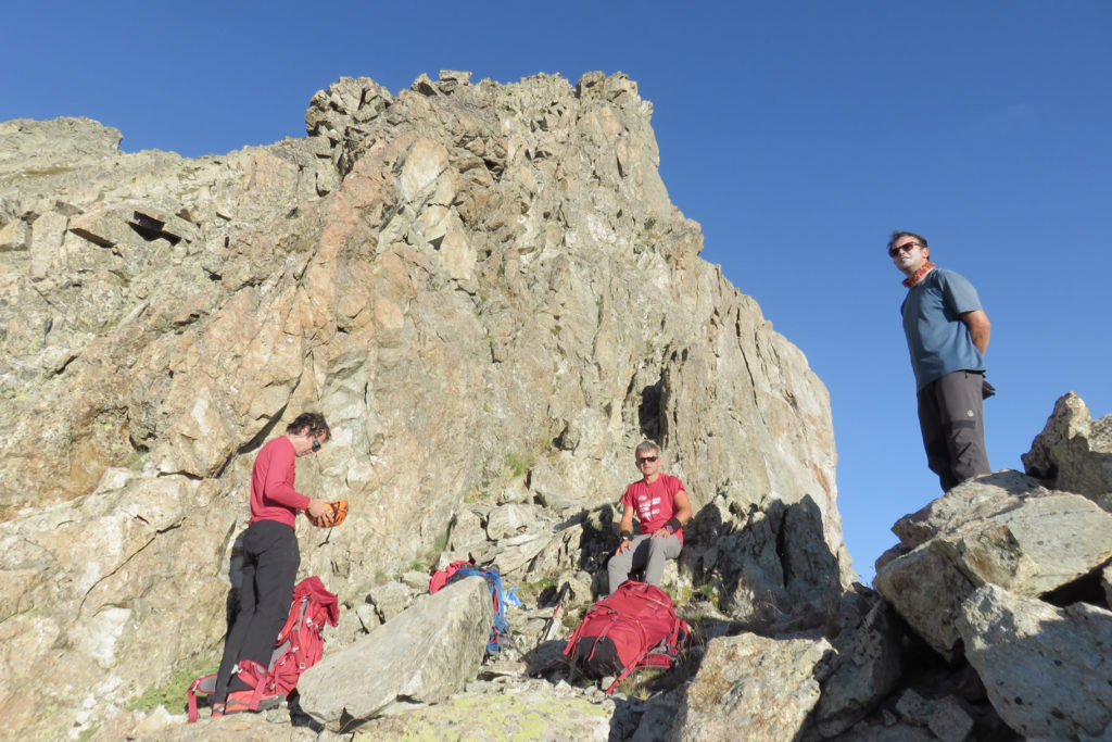De izquierda de derecha: Antoni, Luis y Pau en la brecha de inicio de la cresta este del Bardamina, 2.775 mts.